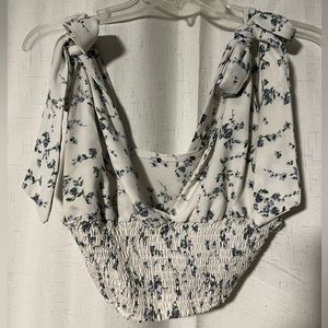 White cropped tank top with adjustable tying straps.